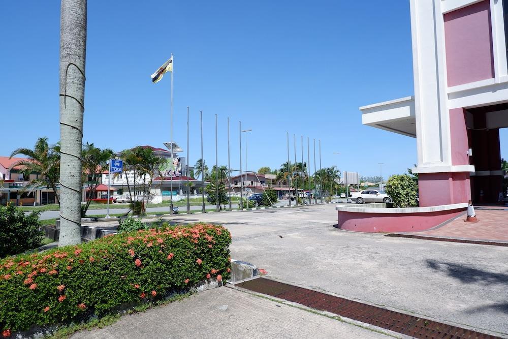 Parkview Hotel Kampong Jerudong Екстериор снимка